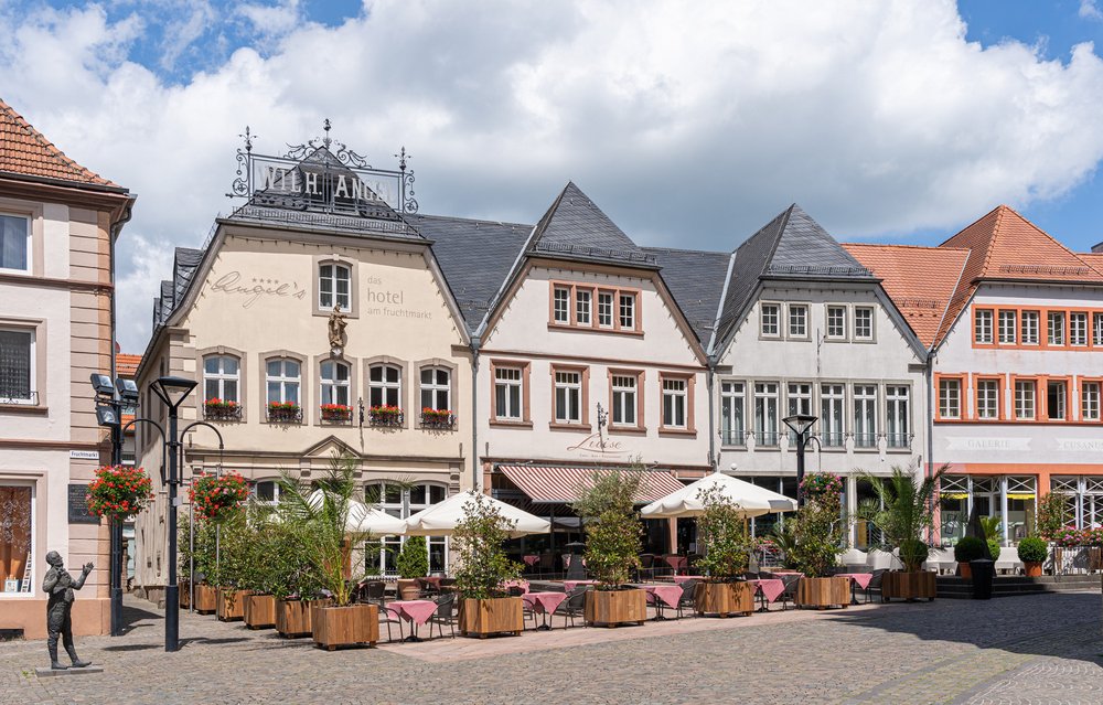 Im Bild ist das Hotel Angel's am Fruchtmarkt in St. Wendel abgebildet. Es besteht aus gut erhaltene, alte Häusern, die sich in das Bild der Altstadt St. Wendels einfügen.