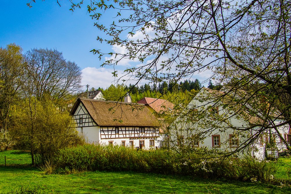 Johann-Adams-Mühle bei Theley Die alten Mühlengebäude befinden sich am Dorfrand und beherbergen ein Restaurant.