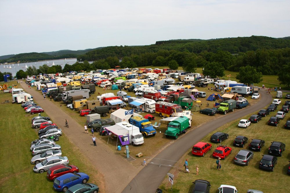 Blick von oben auf die Festwiese am Bostalsee, die mit Hanomags aller Art vollgestellt ist.