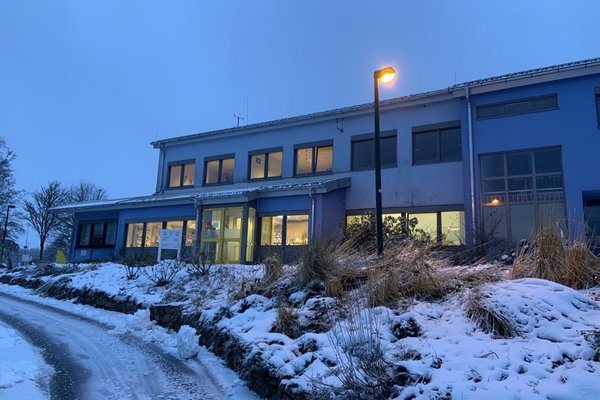 Die Tourist-Information am Bostalsee ist im Winter des Öfteren mit Schnee bedeckt.