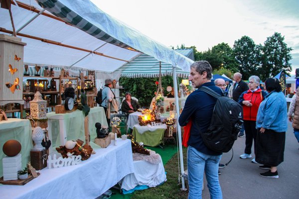 Auf der Marktmeile am Bostalsee reiht sich ein Stand an den anderen und die Besucher können die Ausstellungsware der Händler begutachten.