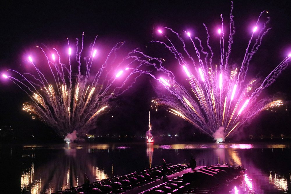 Am jährlichen Seefest findet sonntags abends ein Musikfeuerwerk auf dem Wasser statt mit tollen Formationen und Farben.