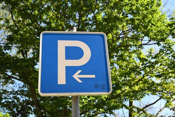 Parkplatzschild am Bostalsee Ein blaues Parkplatzschild mit einem weißen P und einem weißen Pfeil nach links