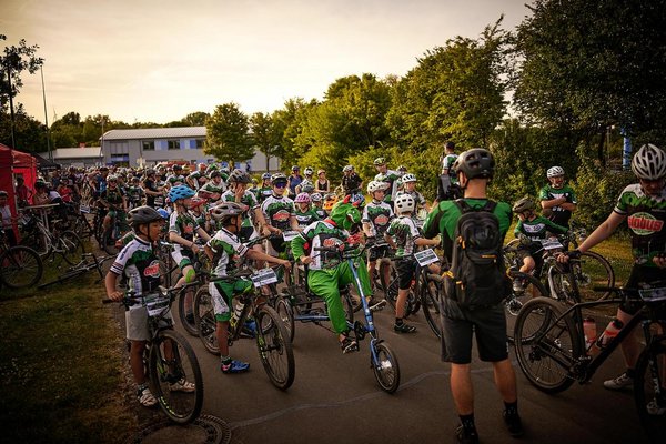 Eine große Gruppe Radfahrer versammelt sich am Bostalsee und wartet darauf, loszulegen und ihre Runden zu fahren.