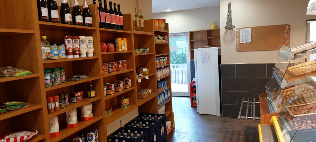 Der Verkaufsraum der Bäckerei Gillen, in dem es neben einer Backwarentheke auch noch Regale mit Lebensmitteln des täglichen Gebrauchs gibt.